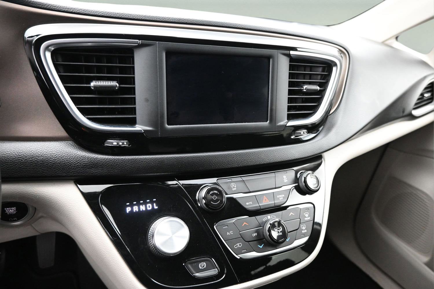 2022 Chrysler Voyager LX